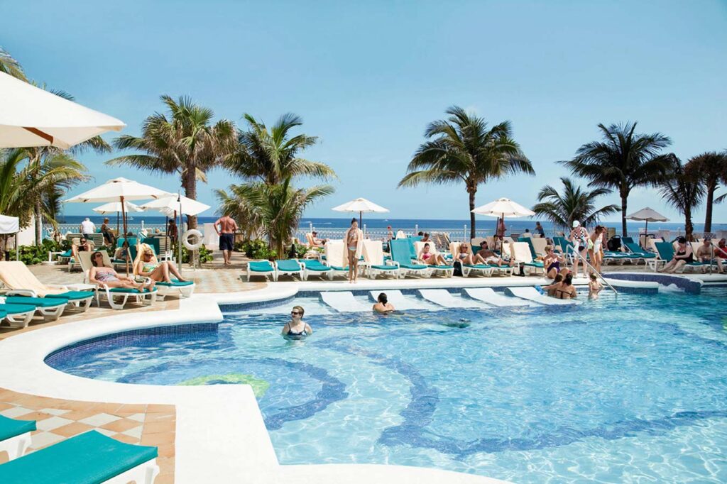 Pool Side, Hotel Riu Palace Paradise Island